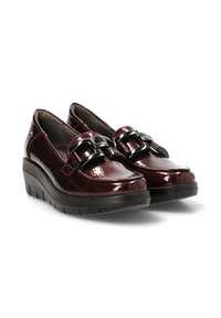 Zapatos de cuña de charol burdeos con punta redonda y dos hebillas decorativas negras en la parte superior. Suela de goma negra resistente.