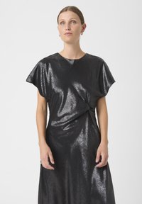 Zwarte, metalen jurk met korte fluttermouwen, een ronde halslijn en een twistdetail aan de voorkant, met een vloeiende silhouet en een gladde textuur.