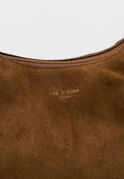 Καφέ ύφασμα σουέντ με χρυσλό φερμουάρ και μικρό χρυσό λογότυπο «rag & bone New York» ανάγλυφο κοντά στη ραφή του φερμουάρ.