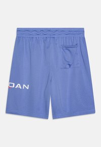 Plave mrežaste kratke hlače s elastičnim pojasom, s stražnjim džepom i bijelim "DAN" logom. Teksturirana tkanina za prozračnost.