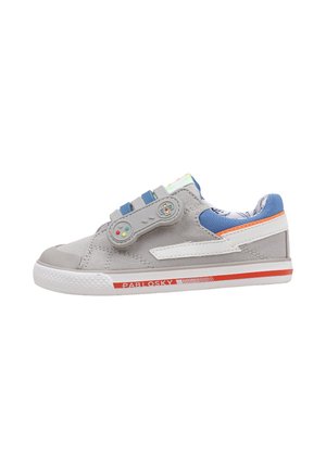Zapatilla infantil gris y blanca con detalles en azul y naranja y una correa de velcro en forma de mando de juego en el lateral.