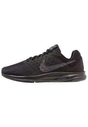 Chaussure de course Nike noire avec tige en mesh et texture, fermeture à lacets, semelle et logo Swoosh latéral de la marque.