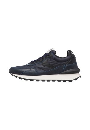 Sneaker basso blu scuro e nero con suola bianca e battistrada strutturato, con chiusura con lacci e collo imbottito per il comfort.
