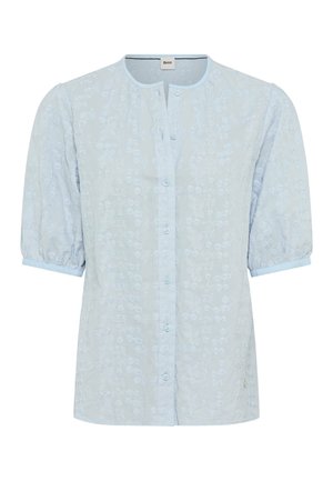 Lyseblå kortærmet bluse med blomsterbroderi, knaplukning foran, rund halsudskæring og let puffede ærmer.