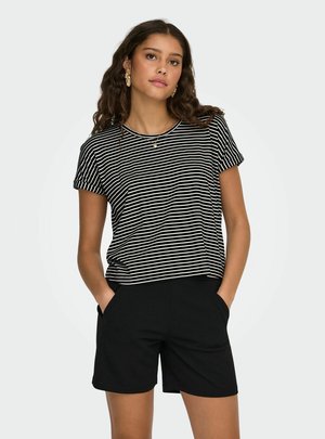 T-shirt à manches courtes rayé noir et blanc avec col rond, associé à un short noir avec poches latérales. Design simple.