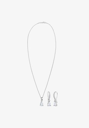 Ensemble de bijoux en argent comprenant un collier à chaîne fine avec un pendentif en forme de poire et des boucles d'oreilles assorties avec des pierres en goutte et de petits accents.