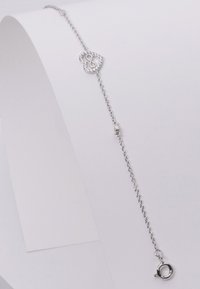 Zilveren kettingarmband met een hartbedel met een oneindigheidssymbool, versierd met kleine heldere stenen en een kreeftsluiting.