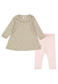 Vihreä mekko, jossa on vaaleanpunainen ananaskuvio ja röyhelökaulus, yhdistettynä vaaleanpunaisiin legginsseihin. Molemmat ovat tehty pehmeästä ja kevyestä kankaasta.