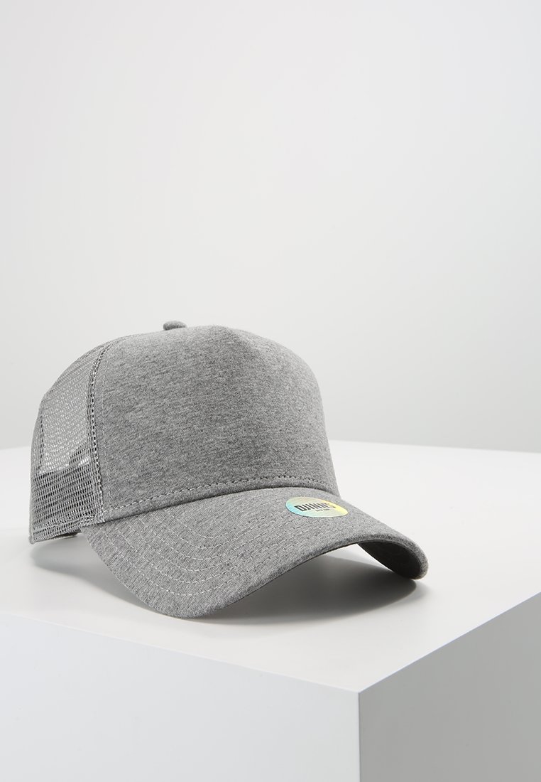 Casquette grise avec un devant en tissu solide et un dos en mesh, dotée d'une visière courbée et d'une étiquette logo circulaire. Fini texturé ajoutant des détails.