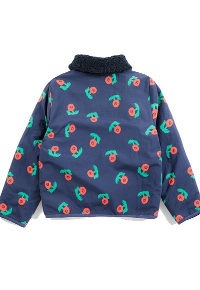 Veste bleu marine avec col en polaire noire et motif de petites fleurs rouges avec des feuilles vertes dispersées sur le tissu.