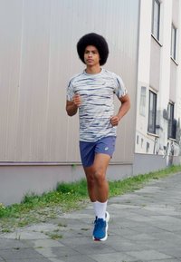 ASICS METARUN SHIBORI - Spordi T-särk - birch/blue