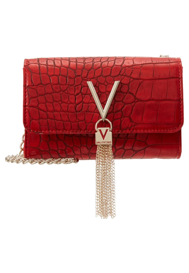 Borsa a tracolla rossa in ecopelle di coccodrillo con catena dorata, caratterizzata da un prominente logo "V" dorato e un dettaglio con frange nella parte anteriore. Forma rettangolare compatta.
