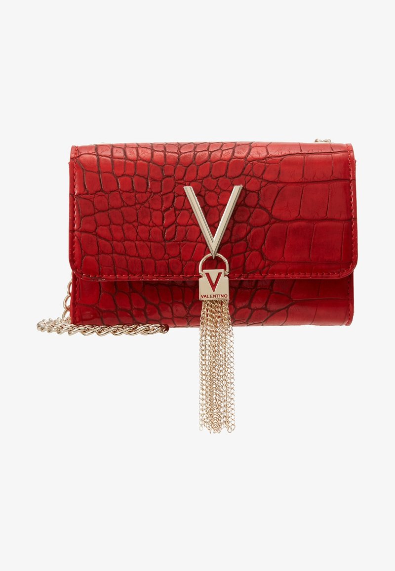 Borsa a tracolla rossa in ecopelle di coccodrillo con catena dorata, caratterizzata da un prominente logo "V" dorato e un dettaglio con frange nella parte anteriore. Forma rettangolare compatta.
