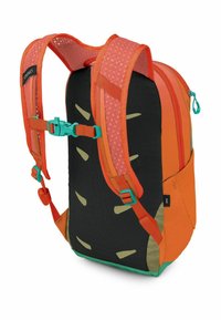 Kleurrijke rugzak met oranje gaasbanden, zwarte body met bladvormige accenten en turkooizen clips. Inclusief zijvak en rits.