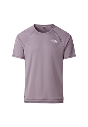 Kurzärmeliges, leichtes T-Shirt in Lavendelfarbe mit einem strukturierten Muster und einem kleinen weißen Logo auf der oberen linken Seite.