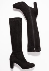 Botas negras hasta la rodilla hechas de suave ante con un tacón alto, que cuentan con una cremallera lateral para facilitar su uso y un diseño elegante y estilizado.