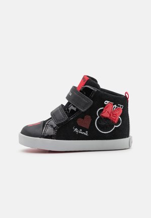 Zapatillas altas negras con acentos rojos, puntera de charol, tiras de Velcro y un patrón de Minnie Mouse con detalle de corazón y lazo.