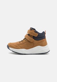 Zapatilla de caña alta de ante marrón y malla azul marino con dos tiras de velcro, entresuela blanca y suela de goma texturizada. Lengüeta de tracción en el talón de color naranja.