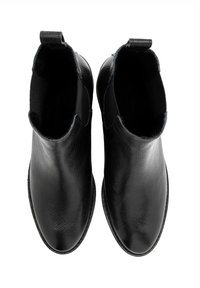 Czarne skórzane botki za kostkę o gładkiej fakturze, z elastycznymi panelami bocznymi, zaokrąglonymi noskami i pętelkami ułatwiającymi zakładanie. Brak widocznych elementów metalowych i wzorów.