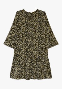 Leopardikuvioinen mekko oliivinvihreänä ja mustana, jossa on rento malli, kolmannes hihat ja liehuva helma röyhelöillä.