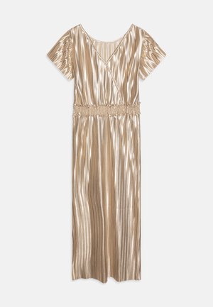 Robe en doré plissé avec des manches courtes, un col en V, un smock au niveau de la taille, et une jupe fluide de longueur complète. Texture lisse et brillante.