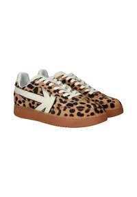 Sneakers met een bovenstuk van luipaardprint in tan en zwart, witte leren accenten, vetersluiting en een bruine rubberen zool.