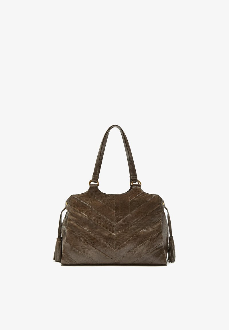 Borsa marrone in pelle a trama con motivo a chevron, dotata di due manici e nappine decorative ai lati.