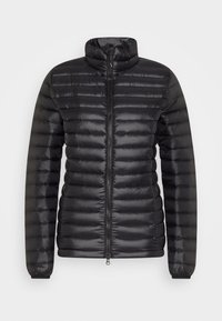 Sort dunjakke med høj krave, lynlås lukning og vandret quiltet mønster; glat, skinnende tekstur med elastiske manchetter.