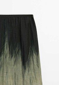 Zwarte en groene gradient rok van lichtgewicht stof, met een gathered taille en subtiele textuur met een soepele afwerking.