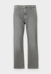 Pantalones vaqueros de mezclilla gris con un corte de pierna recta, cinco bolsillos, cierre de botón y presillas para cinturón. Textura suave con un diseño clásico.