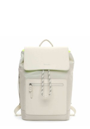 Lichtbeige rugzak met klepsluiting, voorvak met ritssluiting, trektouwdetail en bovenhandvat, rechtopstaand op een witte achtergrond.