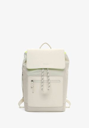 Sac à dos beige clair avec fermeture à rabat, poche avant zippée, détail à cordon de serrage et poignée supérieure, debout sur un fond blanc.