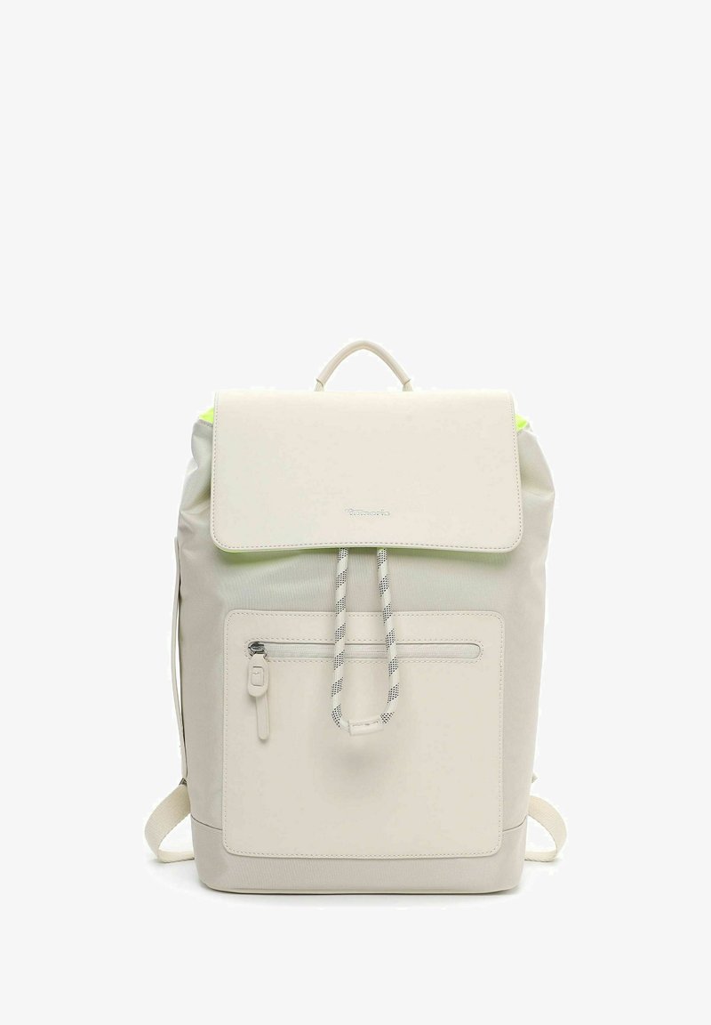 Sac à dos beige clair avec fermeture à rabat, poche avant zippée, détail à cordon de serrage et poignée supérieure, debout sur un fond blanc.