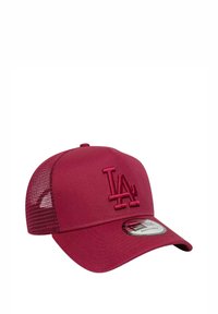 Cappello bordeaux con pannelli laterali in rete, dotato di un logo ricamato "LA" sulla parte anteriore e una visiera curva. Cinghia regolabile sul retro.