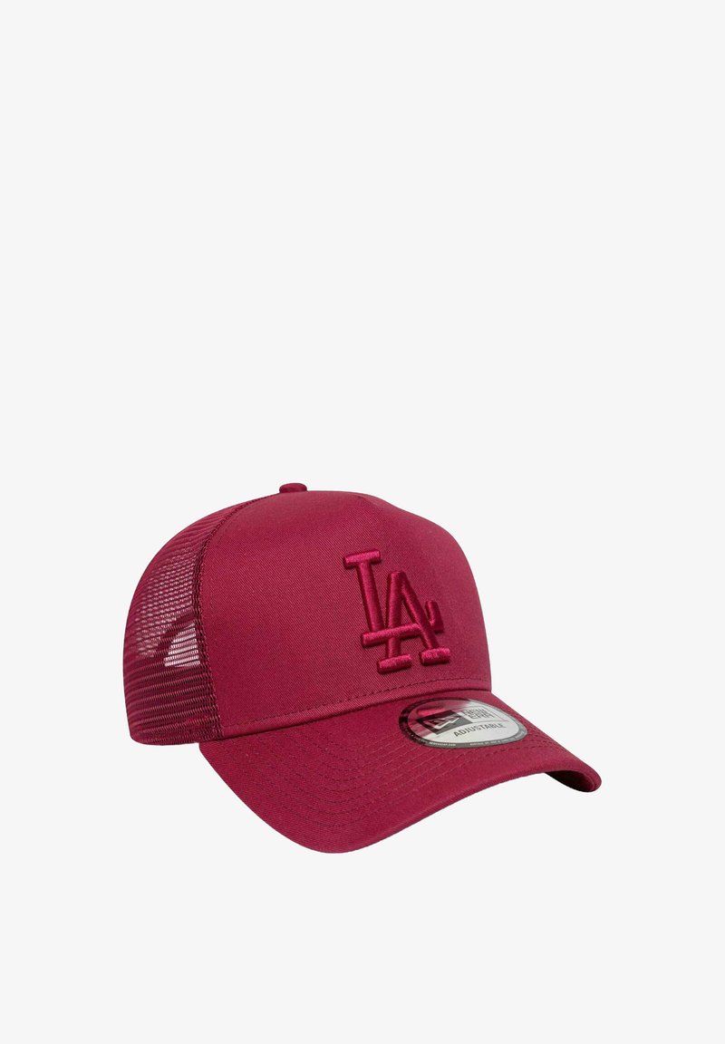 Cappello bordeaux con pannelli laterali in rete, dotato di un logo ricamato "LA" sulla parte anteriore e una visiera curva. Cinghia regolabile sul retro.