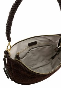 Sac en cuir tressé marron avec une bandoulière tressée, fermeture éclair dorée et doublure beige clair. Comprend des poches intérieures pour l'organisation.