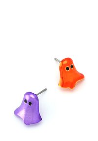 Een paar studoorbellen in de vorm van kleine spoken, één paars en één oranje, elk met twee zwarte ooggaten.