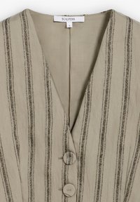 Prenda beige con escote en V, de rayas verticales en negro y metálico, botones forrados de tela y etiqueta de marca Scalpers, talla pequeña.