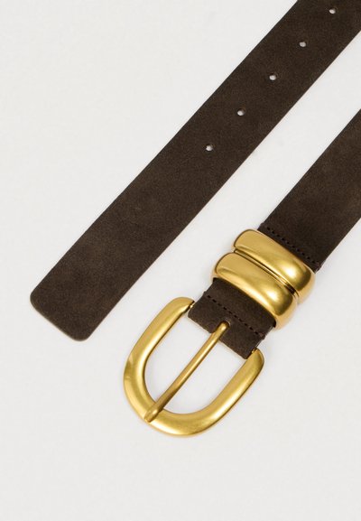 Καφέ σουέντ ζώνη με γυαλιστερή χρυσή αγκράφα που διαθέτει δύο στρογγυλεμένες λεπτομέρειες. Η ζώνη έχει πολλαπλές τρύπες για ρυθμιζόμενο μέγεθος.