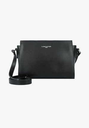 Borsa a tracolla in pelle nera con finitura texture, forma rettangolare, tracolla regolabile e dettaglio in logo "Lancaster Paris" in argento.