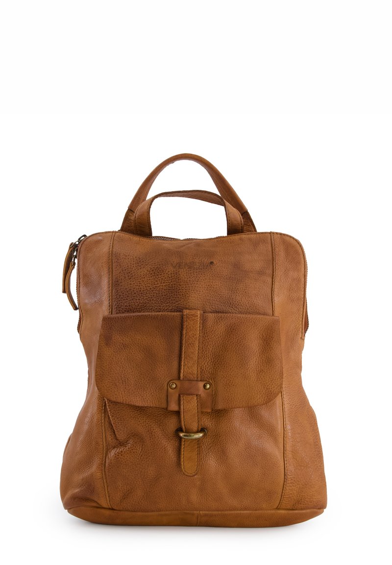 Sac à dos en cuir marron avec une finition texturée, une poche avant à rabat et deux poignées supérieures ; il possède une fermeture éclair sécurisée et des accents métalliques.