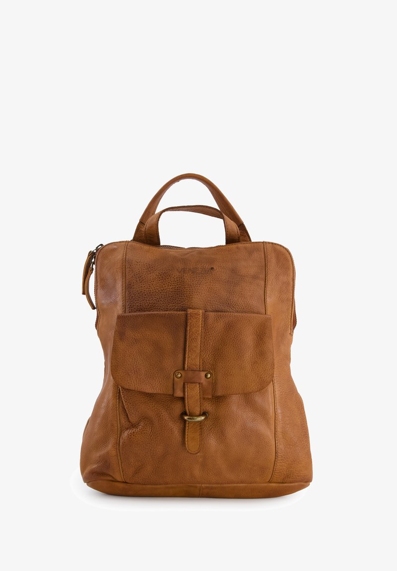 Sac à dos en cuir marron avec une finition texturée, une poche avant à rabat et deux poignées supérieures ; il possède une fermeture éclair sécurisée et des accents métalliques.