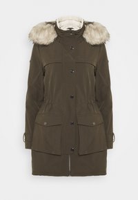 Parka verde oliva con collar de piel sintética, cierre de cremallera y botón, dos bolsillos frontales y cordón ajustable en la cintura. Tejido suave y duradero.