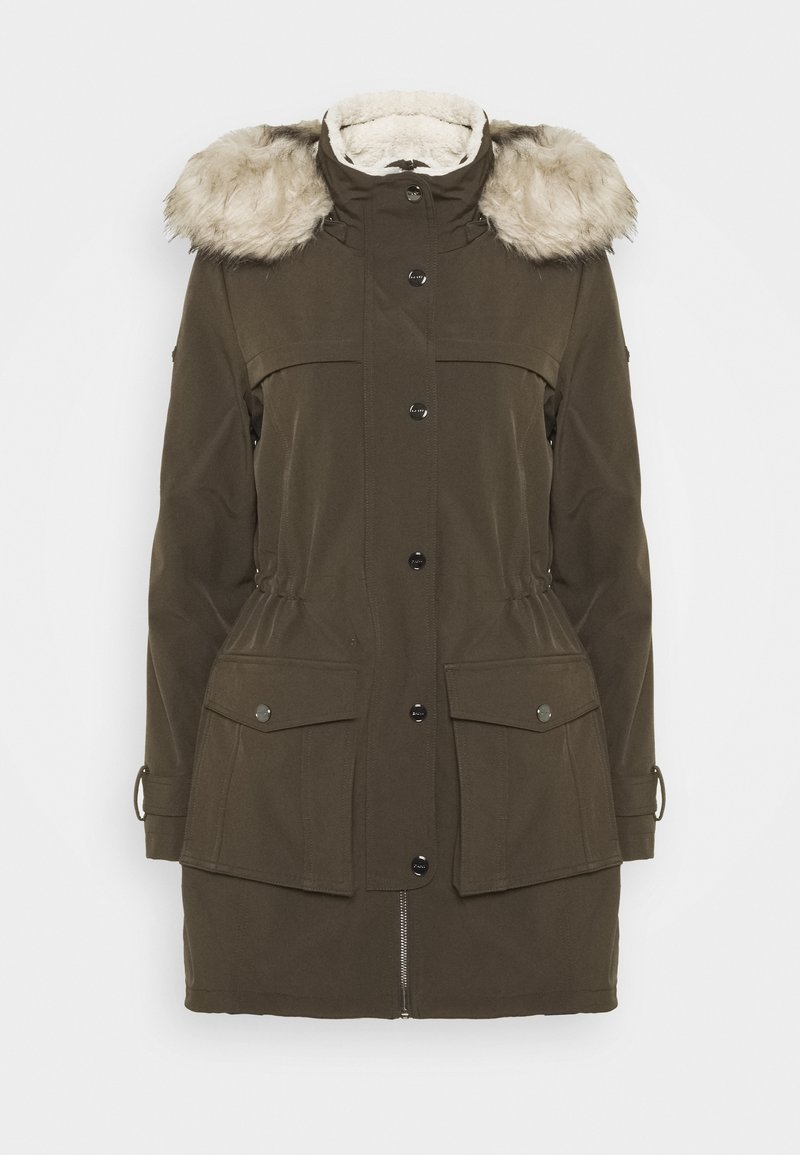 Parka verde oliva con collar de piel sintética, cierre de cremallera y botón, dos bolsillos frontales y cordón ajustable en la cintura. Tejido suave y duradero.