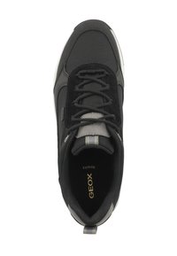 Sneaker nera e grigia con tomaia in tessuto e camoscio, punta rotonda, design con lacci, collo imbottito e suola testurizzata. Logo Geox visibile.