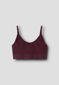 Bordeaux ribbet bralette med en scoop-halsudskæring, justerbare stropper og et bredt underbånd for støtte. Materialet virker blødt og strækbart.