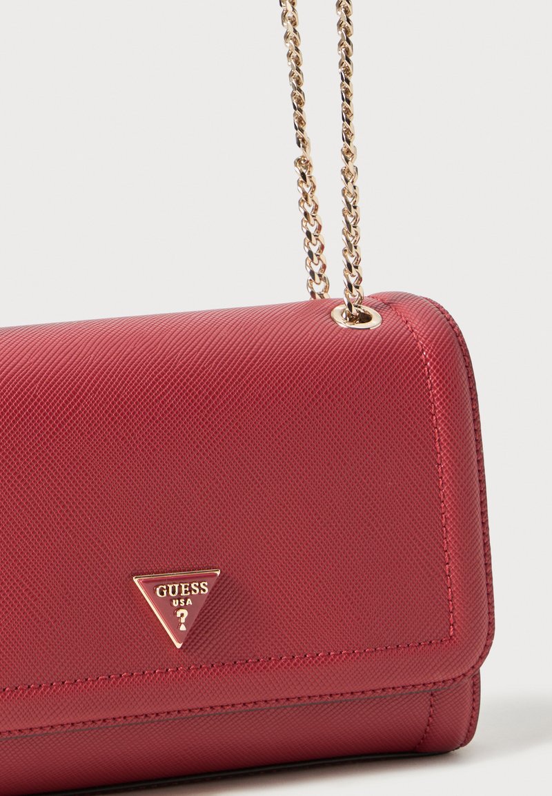 Guess NOELLE Handtasche garnet/rot Zalando