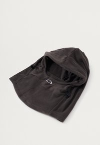Fleece kapucňový nákrčník v tmavosivej farbe, s nastaviteľnými sťahovacími šnúrkami a malým logom na prednej strane. Mäkka textúra s priliehavým dizajnom.