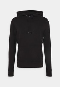 Sudadera negra de manga larga con capucha, bolsillo frontal tipo canguro, cordón ajustable en la capucha y un pequeño logo de texto blanco en el lado izquierdo cerca de la cintura.