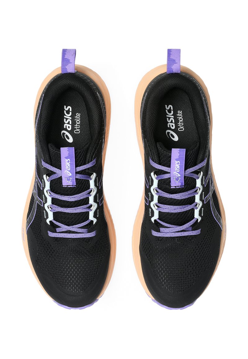 Chaussures de sport noires en tissu mesh, avec des accents violets et des détails réfléchissants. La semelle est beige avec une finition texturée pour l'adhérence.
